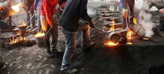 Travailleurs de l'usine de moulage