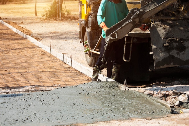 Travailleurs versant du béton avec un camion bétonnière