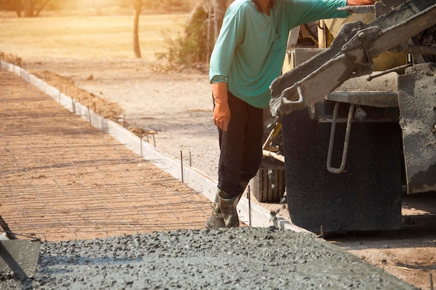 Travailleurs versant du béton avec un camion bétonnière