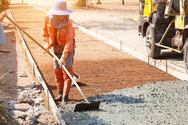 Travailleurs versant du béton avec un camion bétonnière