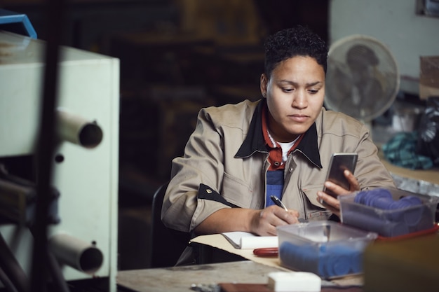 Travailleuse à la chaîne de production