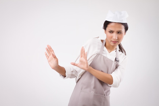 Une travailleuse domestique asiatique triste et malheureuse a souligné sérieusement qu'elle disait non avec le signe de la main d'arrêt d'arrêt