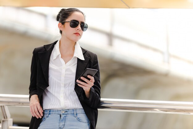 Travailleuse De Femme D'affaires Parlant Sur Smartphone