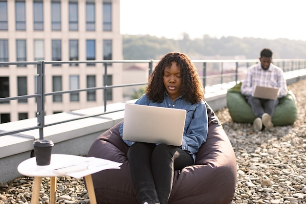 Photo une travailleuse indépendante afro-américaine utilisant un ordinateur portable pour le travail à distance