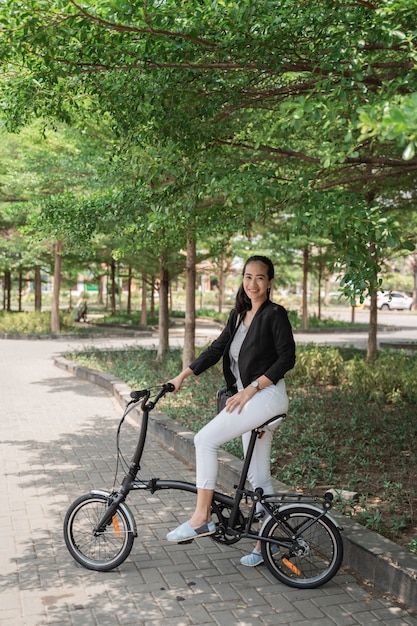 Travailleuse prête à monter son vélo pliant