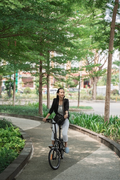 Travailleuse prête à monter son vélo pliant