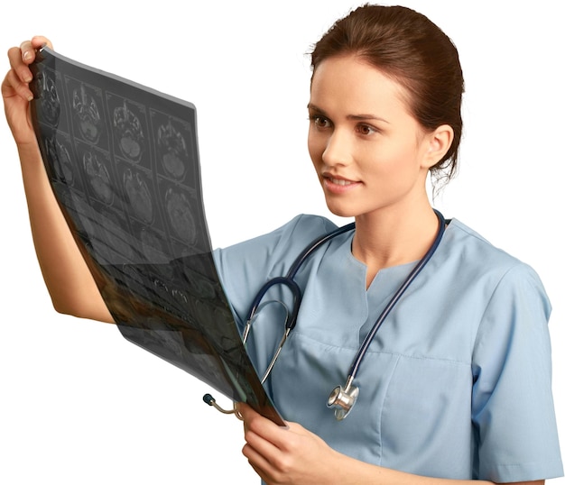 Travailleuse de santé portant une tenue médicale et examinant des radiographies ou des radiographies