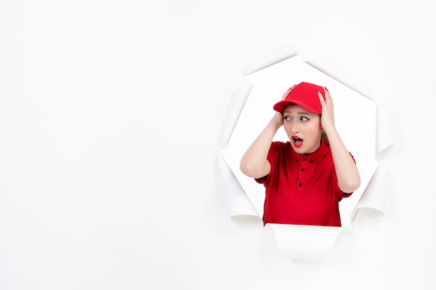 Travailleuse en uniforme rouge sur blanc