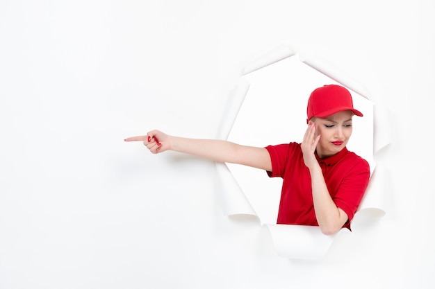 Travailleuse en uniforme rouge sur blanc