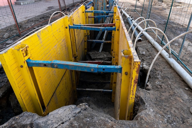 Travaux de drainage sur le chantier Pompage des eaux souterraines des tranchées creusées lors de la pose d'un nouveau pipeline Réparation des égouts dans le centre-ville