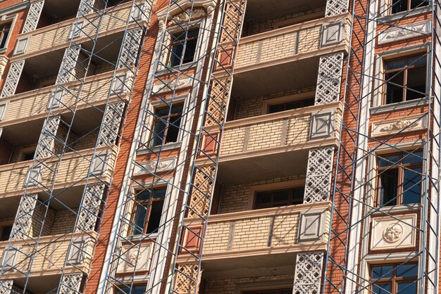 Travaux de finition sur la façade d'un nouveau bâtiment résidentiel