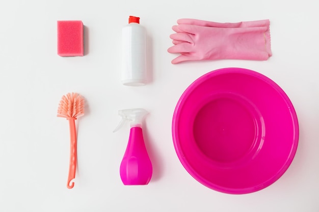 travaux ménagers, entretien ménager et concept de ménage - bassin avec des trucs de nettoyage sur fond blanc