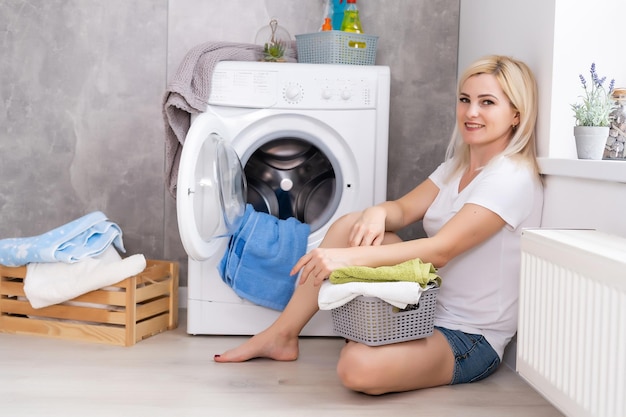Travaux ménagers, jeune femme faisant la lessive