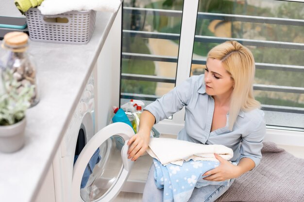 Travaux ménagers, jeune femme faisant la lessive