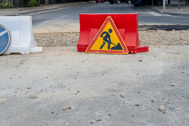 Travaux de mise en garde de réparation routière en cours