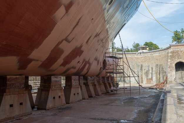 Travaux de réparation navale en cale sèche