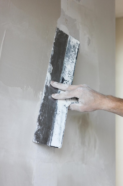 travaux de réparation de spatules dans les mains des travailleurs masculins