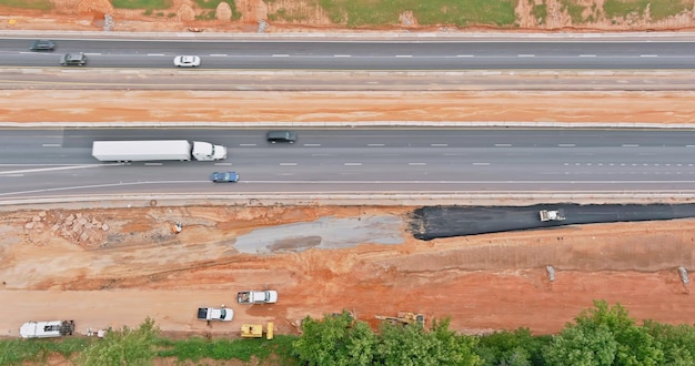 Travaux routiers vue aérienne avec route en reconstruction sur l'autoroute en construction