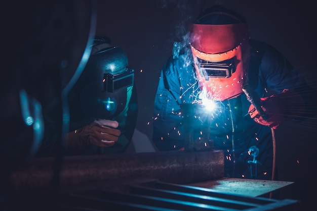 Travaux de soudage des métaux à l'aide d'une machine de soudage à l'arc