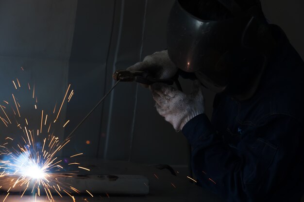 Travaux de soudure dans les usines.