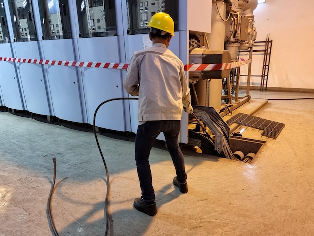 Travaux supplémentaires de tirage de câble par un électricien dans la sous-station