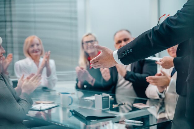 À travers le groupe d'aveugles d'hommes d'affaires assis à la table des négociations