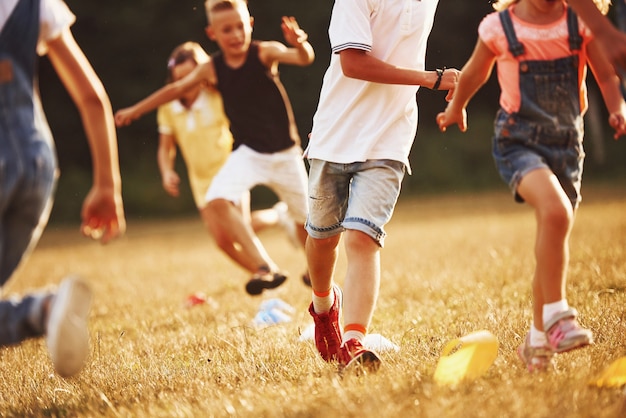 À Travers Les Obstacles. Les Enfants Courent Sur Le Terrain En Journée Ensoleillée. Conception D'un Mode De Vie Sain.