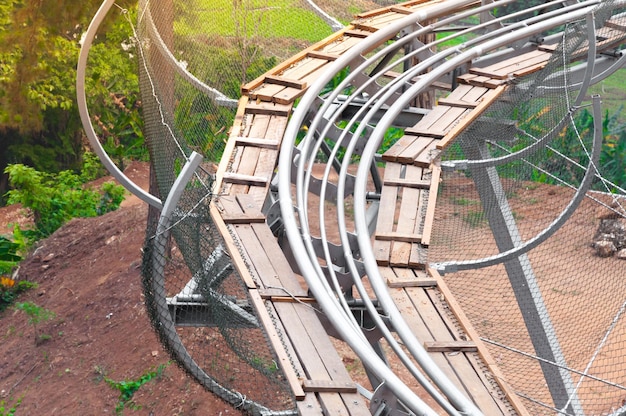 Traversée aventureuse de montagnes russes ferroviaires dans la forêt latérale