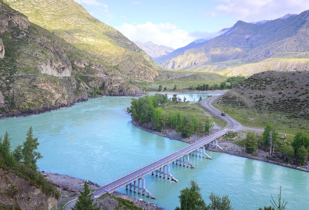 Traversée de la rivière Chuya parmi les rochers au confluent avec le Katun Sibérie Russie