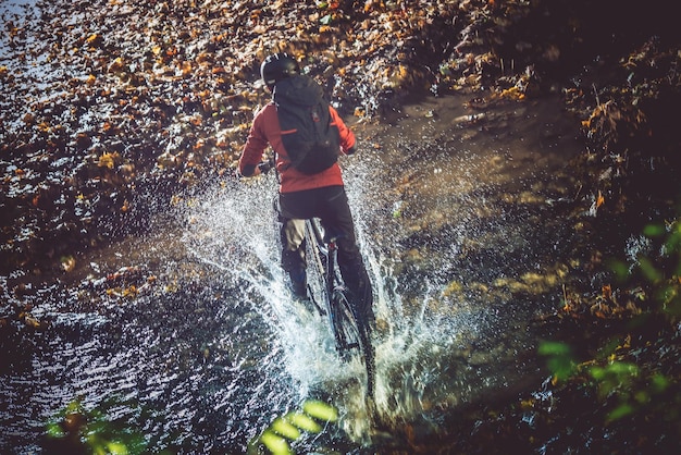 Photo traversée de rivière à vélo