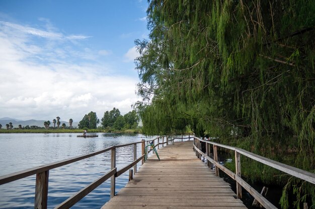 Traverser tranquillement le pont en bois sur le lac Media Luna