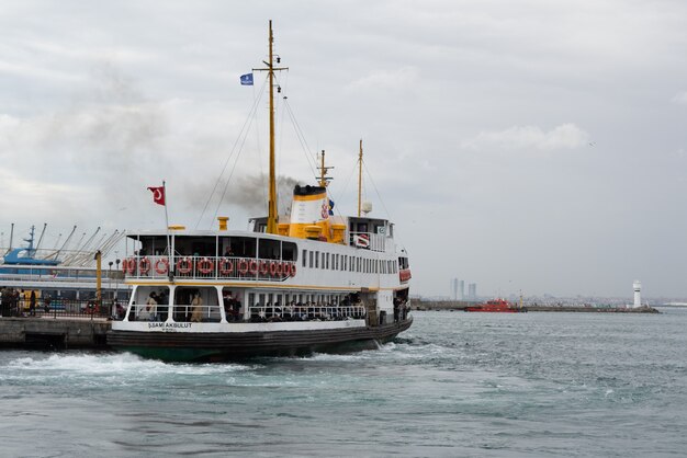 Traversier de passagers en mer avec ciel nuageux