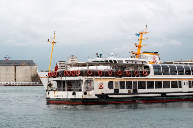 Traversier de passagers en mer avec ciel nuageux