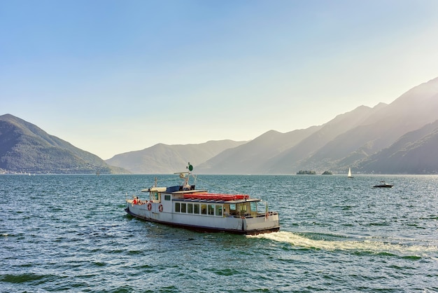 Traversier pour passagers à l'embarcadère de la luxueuse station balnéaire d'Ascona sur le lac Majeur dans le canton du Tessin en Suisse.