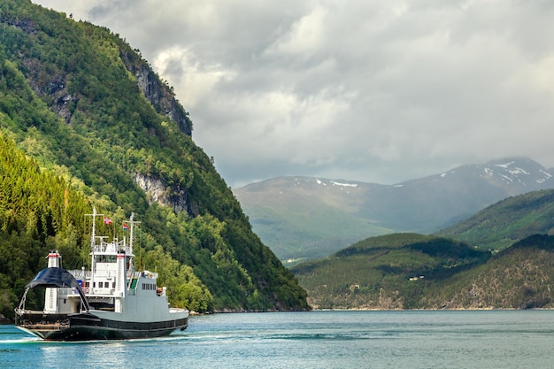 Traversier pour voitures et passagers traversant le fjord avec un paysage de montagne en arrière-plan Tafjord comté de More og Romsdal NorwayNorway