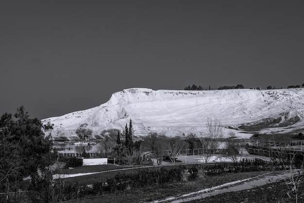 Les travertins calciques noirs et blancs de Pamukkale