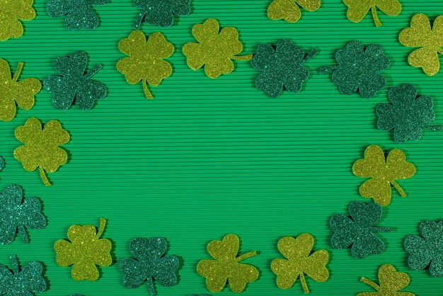 Trèfles scintillants sur fond vert St Patrick39s Day background with copy space