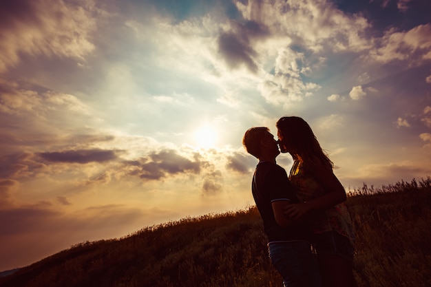 Étreindre couple s'embrassant dans la campagne