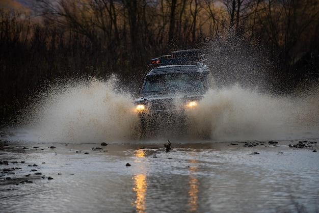 Trekking en 4x4 S'écraser dans une flaque d'eau et ramasser un jet de terre Aventures en plein air Beautifu