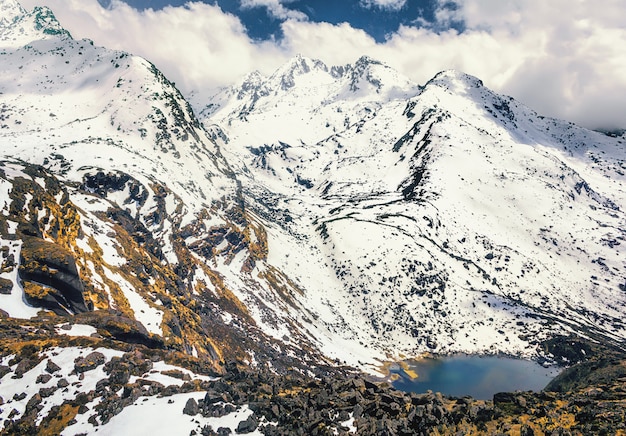 Trekking au lac Gosaikunda - lac sacré pour le pèlerinage hindou et bouddhiste dans l'Himalaya, Népal