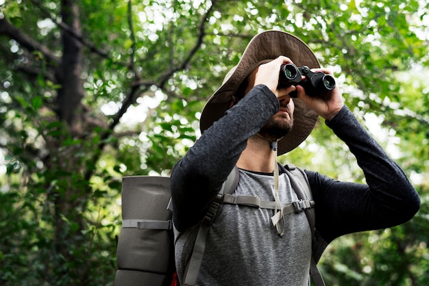 Photo trekking dans une forêt