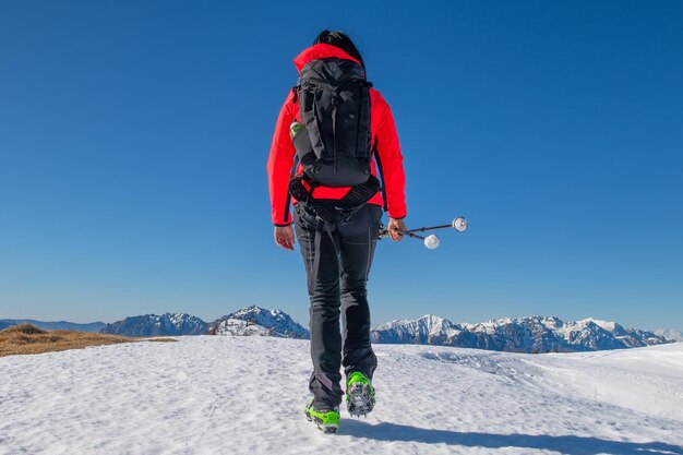 Trekking d'une fille solitaire sur la neige