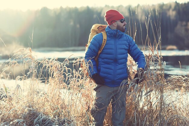 trekking d'hiver d'aventure / homme dans le contexte d'un magnifique paysage d'hiver, randonnée en Europe d'hiver. Concept de liberté de la nature