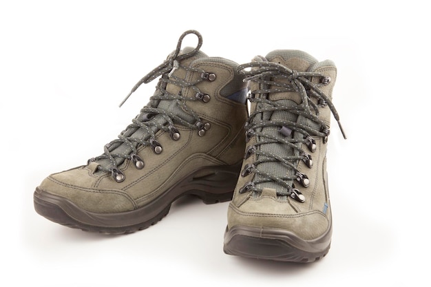 Trekking nouvelles chaussures isolées sur blanc