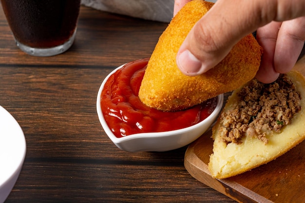 tremper la coxinha dans du ketchup, cuisine brésilienne