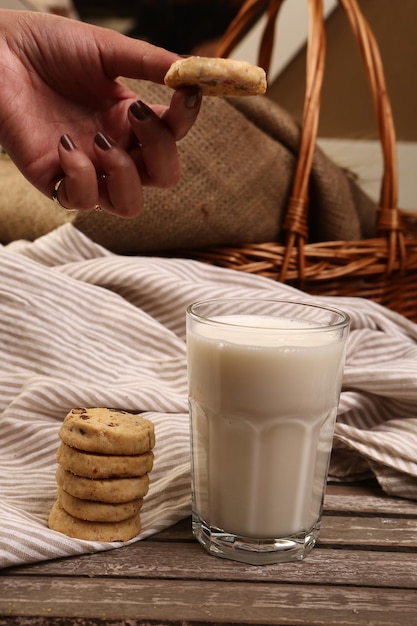 Tremper de délicieux biscuits dans un verre de lait