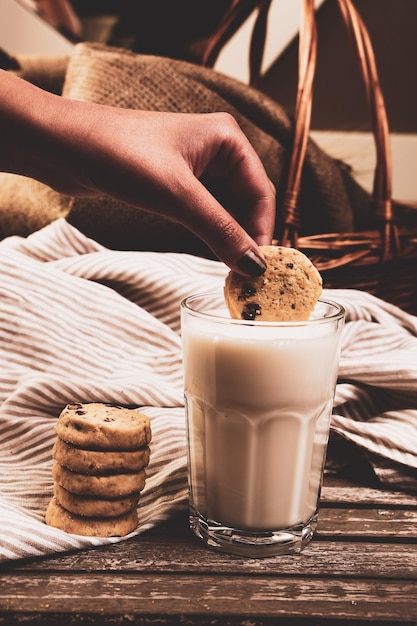 Tremper de délicieux biscuits dans un verre de lait