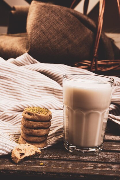 Tremper de délicieux biscuits dans un verre de lait