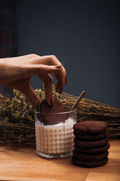 Tremper de délicieux biscuits dans un verre de lait