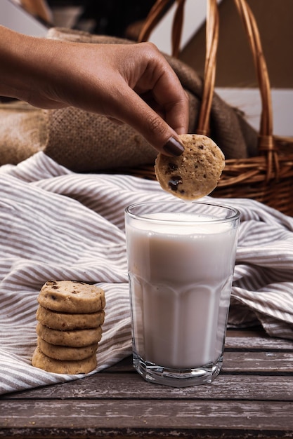 Tremper de délicieux biscuits dans un verre de lait